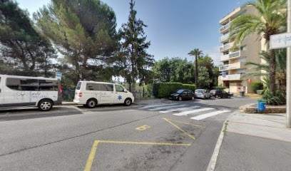 Jade Ambulances, Ambulancier à Carros